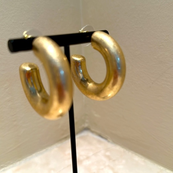 Jewelry - Elegant Gold Hoop Earrings